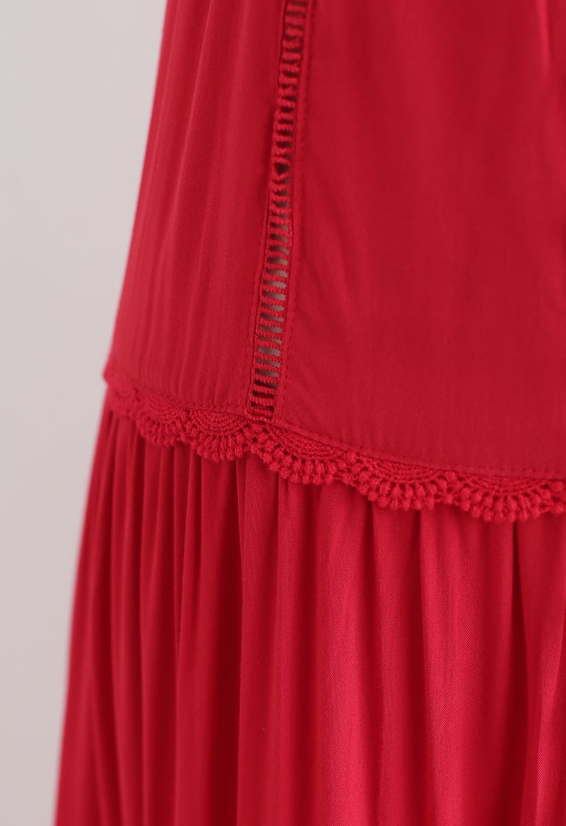 Vestido largo sin mangas con botones y paneles con adornos de croché en rojo