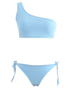 Conjunto de bikini de talle bajo con un hombro anudado a los lados en azul